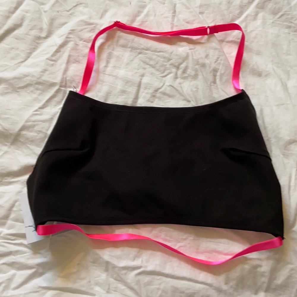 Cropped black top w pink detail
